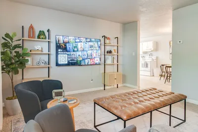 102 5th Street East, Unit 1, photo 2 of 12