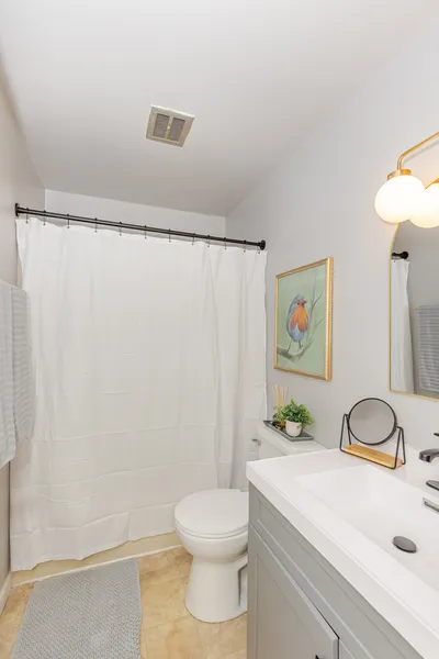 413 4th Avenue East, Unit 4, photo 6 of 7